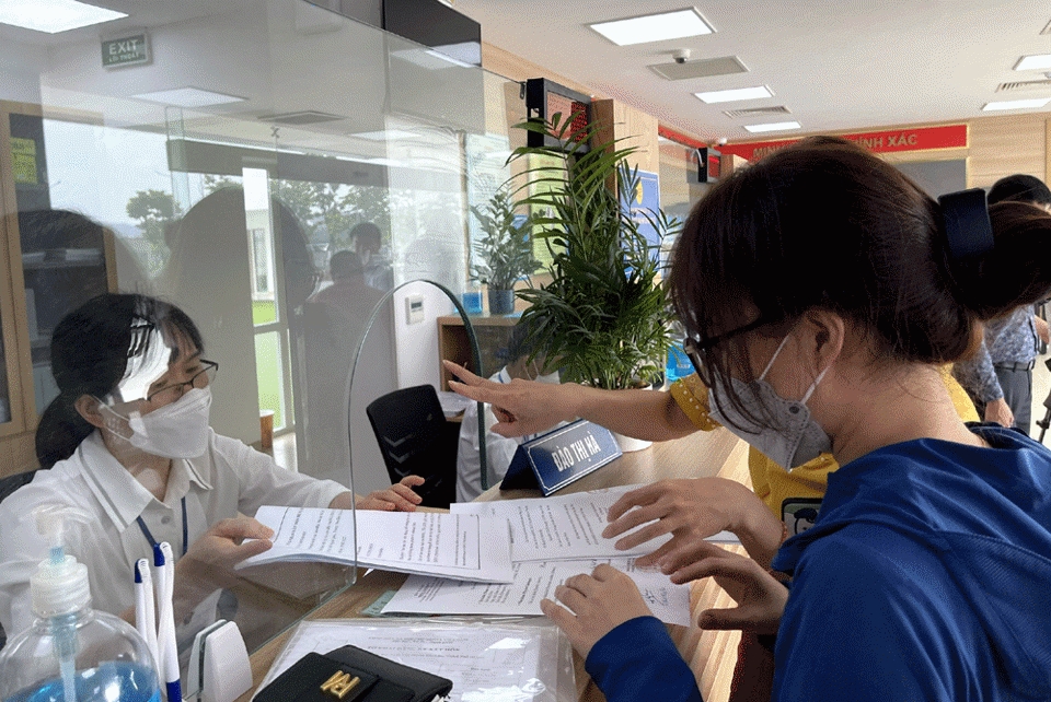 Người dân làm thủ tục hành chính tại huyện Gia Lâm.