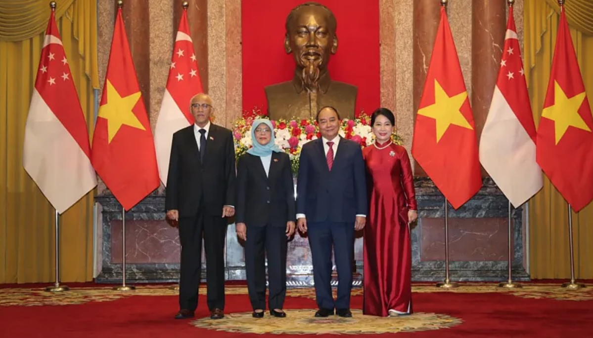 Chủ tịch nước Nguyễn Xuân Phúc cùng phu nhân bà Trần Nguyệt Thu và Tổng thống Halimah Yacob cùng phu quân, ông Mohamed Abdullah Alhabshee tại Phủ Chủ tịch, Hà Nội ngày 17/10/2022.