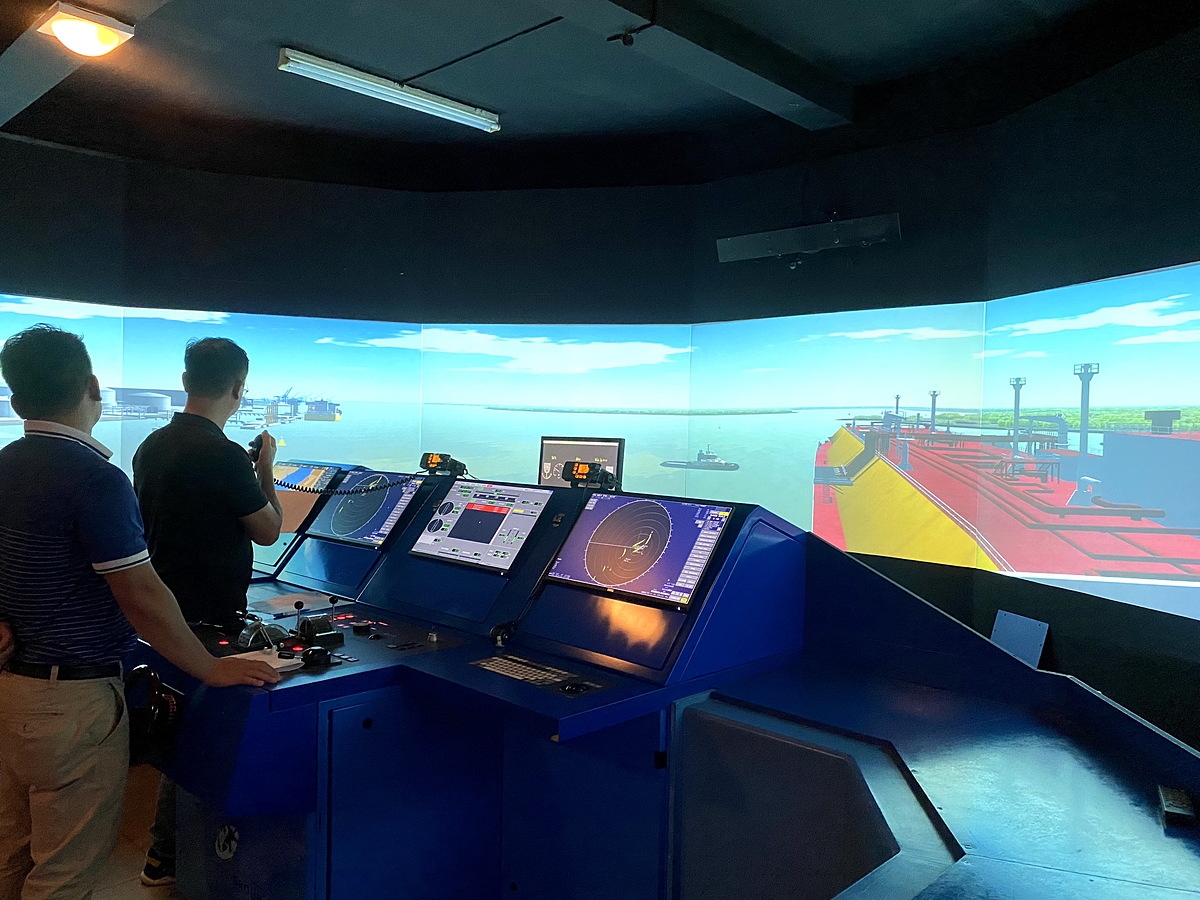 Trong buồng máy mô phỏng.