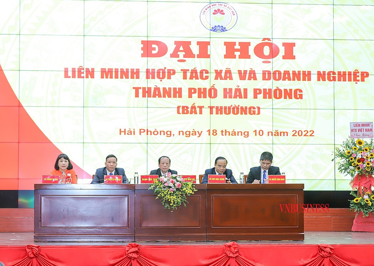 Đoàn Chủ tịch tại Đại hội.