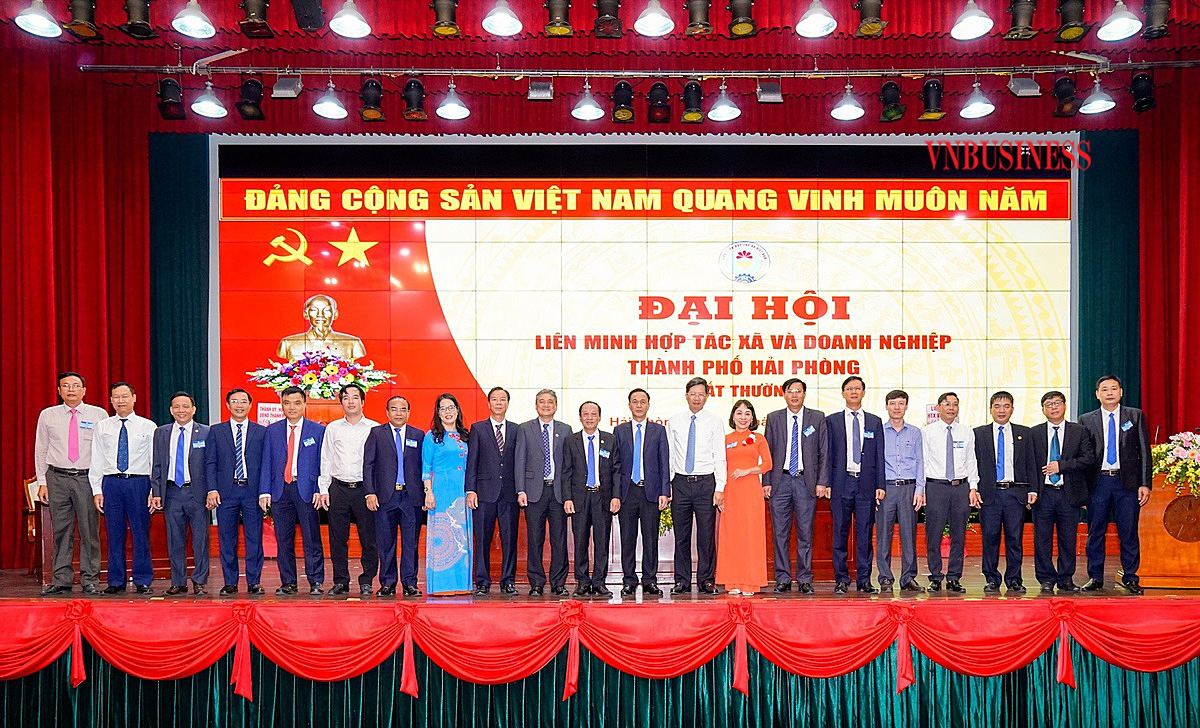 Các đại biểu chụp ảnh lưu niệm tại Đại Hội.