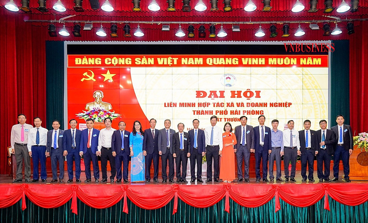 Các đại biểu chụp ảnh lưu niệm tại Đại Hội.