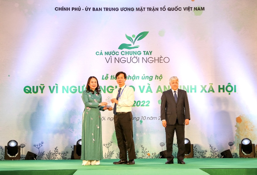 Đồng chí Võ Thị Ánh Xuân trao biểu trưng cảm ơn cho đại diện Agribank vì đã có những đóng góp thiết thực chung tay giúp đỡ người nghèo.