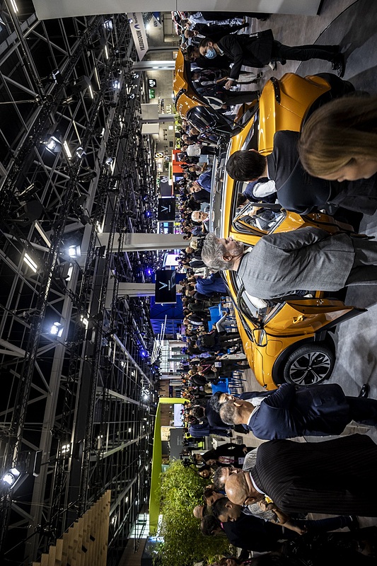 Gian hàng VinFast thu hút sự quan tâm lớn của giới truyền thông quốc tế tại Triển lãm Paris Motor Show 2022.