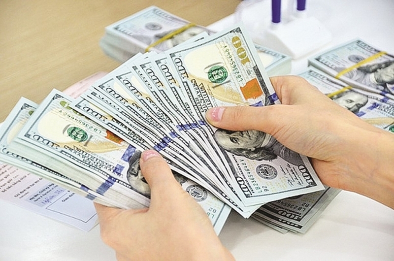 Các chuyên gia cho rằng, NHNN vẫn phải cố gắng duy trì nhiều giải pháp giữ VND ít mất giá để không nhập khẩu lạm phát.