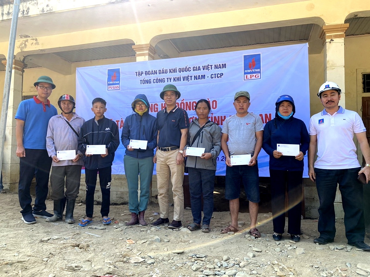 Trao quà cho những hộ dân.