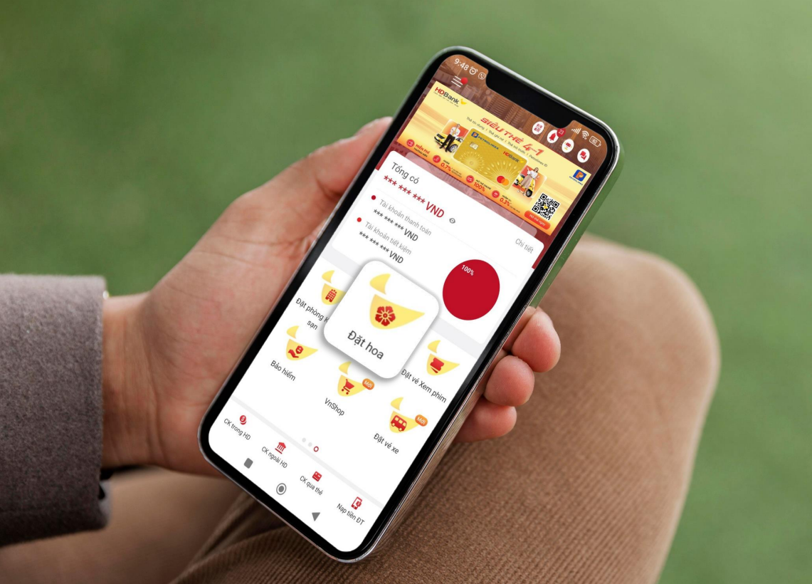 Anh Nhân đặt hoa trên ứng dụng HDBank.