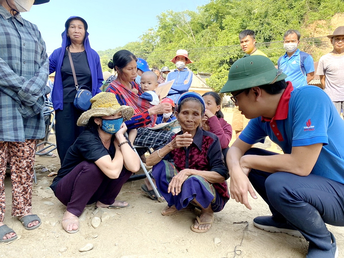 Thăm hỏi những người dân.