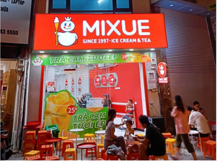 Cửa hàng Mixue mới khai trương trên phố Đại La, Hà Nội ngày 17-10-2022.