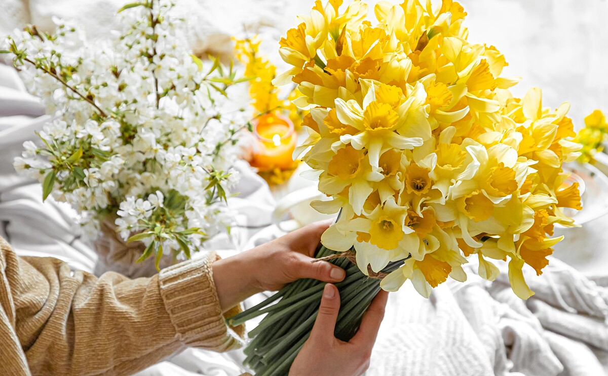 Một bó hoa tươi được tặng bất ngờ sẽ luôn là cách ngọt ngào nhất khiến phụ nữ vui vẻ.