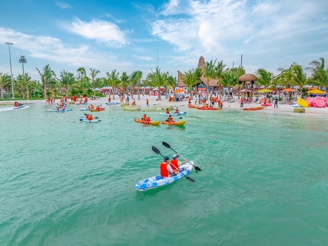 Khung cảnh Paradise Bay không khác gì những thiên đường du lịch biển nổi tiếng thế giới.
