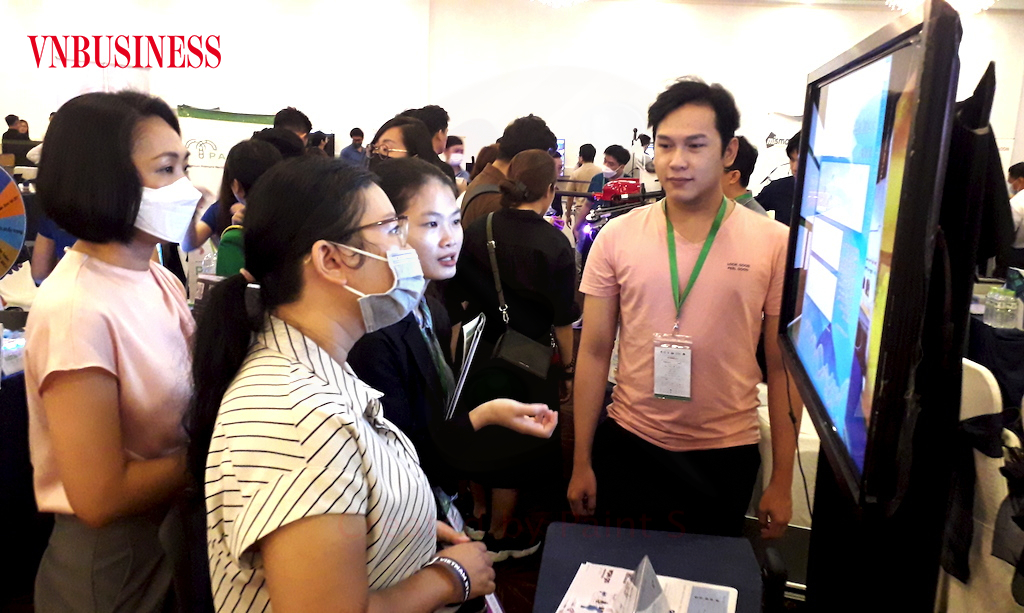 Các DN Việt đối mặt với tình huống bắt buộc phải thay đổi cách thức truyền thông marketing để tiếp cận nhóm khách hàng đã thay đổi hành vi mua sắm.