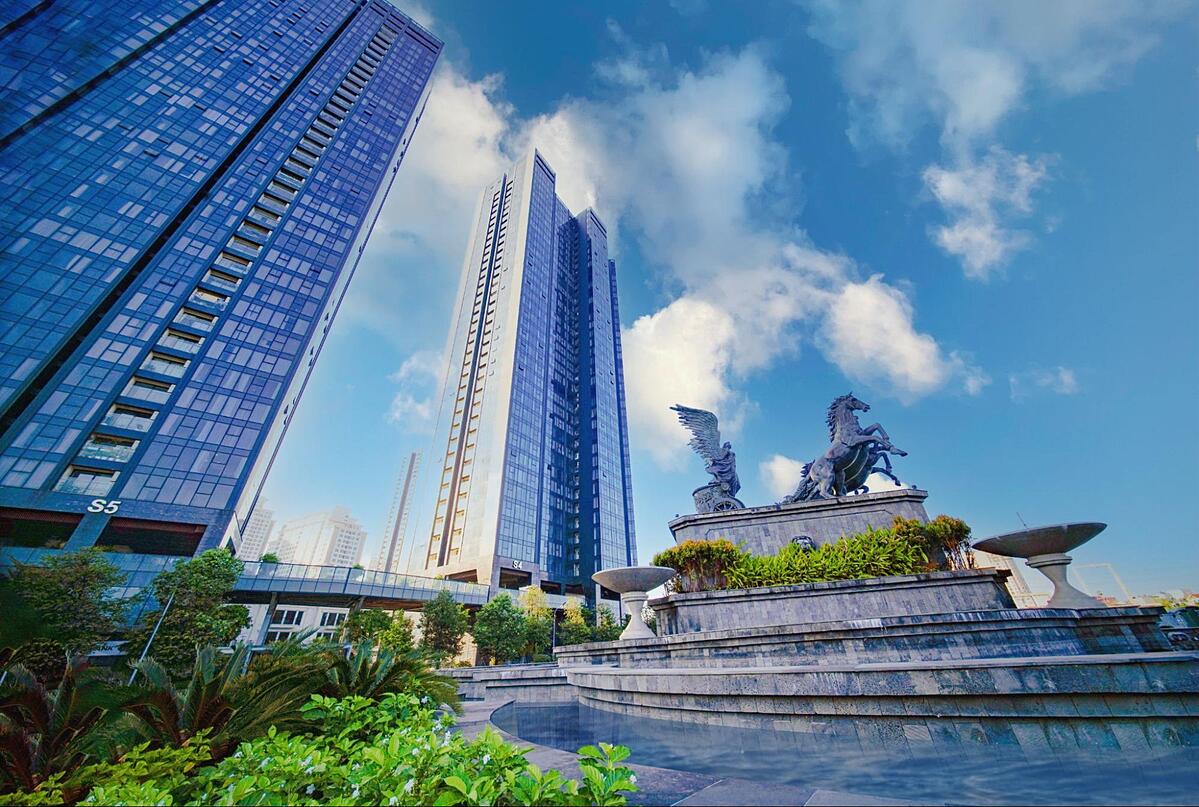 Thiết kế kính tràn bao trọn mặt tiền là xu hướng hiện đại đang được ưa chuộng.