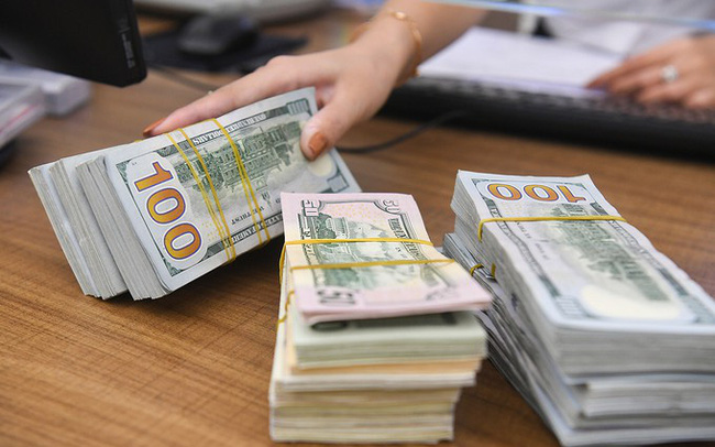 Giá bán USD trên thị trường tự do có thời điểm vượt 24.500 đồng/USD.
