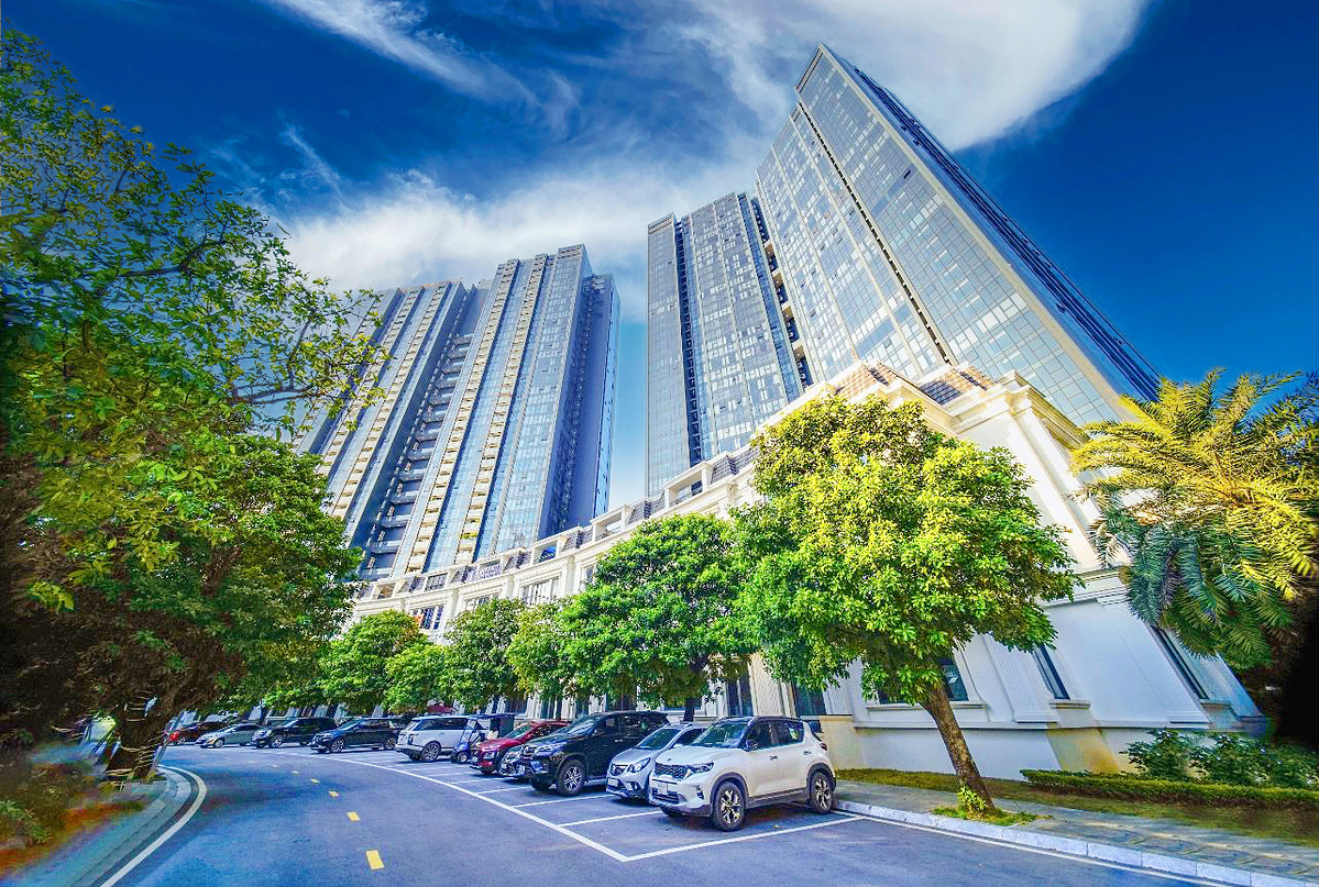 Khung cảnh đường dạo bộ ngập tràn sắc xanh tại Sunshine City.