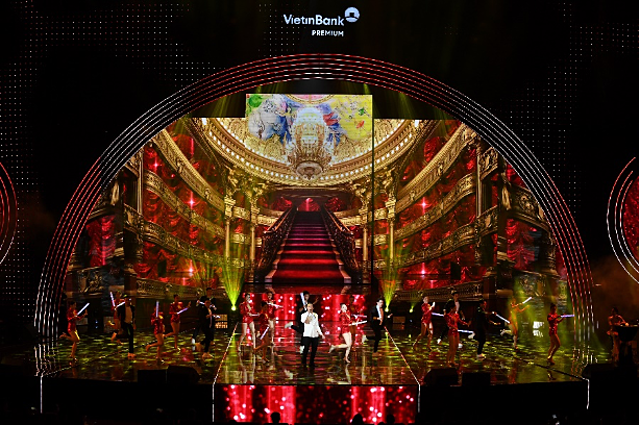 Nghệ sỹ Đông Hùng mang đến màn trình diễn sôi động “The Greatest Show”.