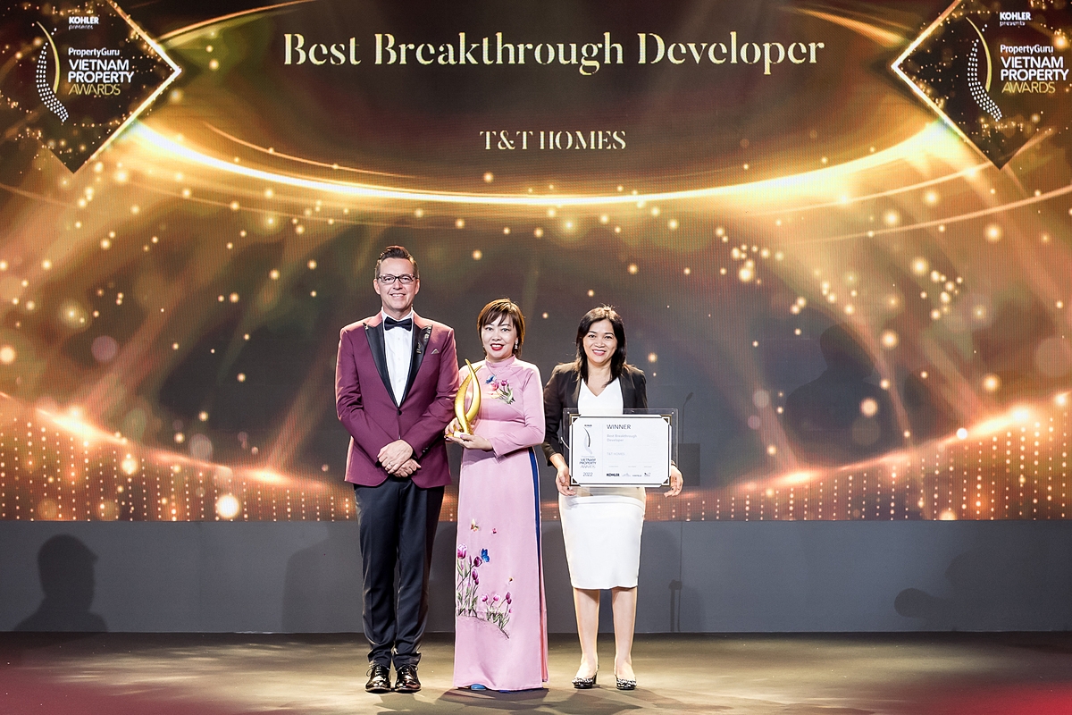 Bà Bùi Thị Minh Tâm - Tổng Giám đốc T&T Homes (giữa) nhận Giải thưởng “Nhà phát triển bất động sản đột phá nhất Việt Nam 2022”.