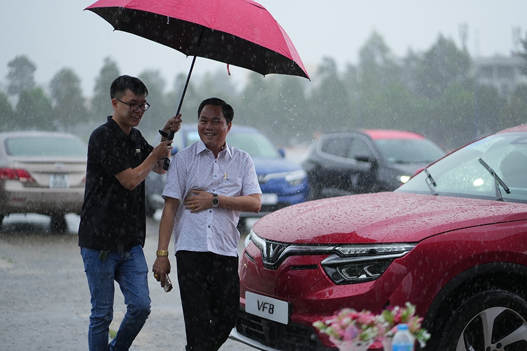 Nhiều khách hàng không ngại đội mưa tham gia lái thử VF 8.
