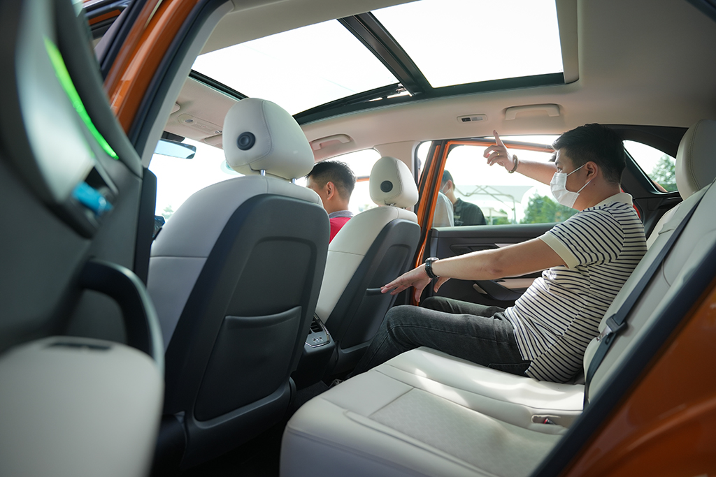 Khoảng sáng để chân hàng ghế sau rộng rãi của VF 8 đem lại cảm giác dễ chịu khi sử dụng.