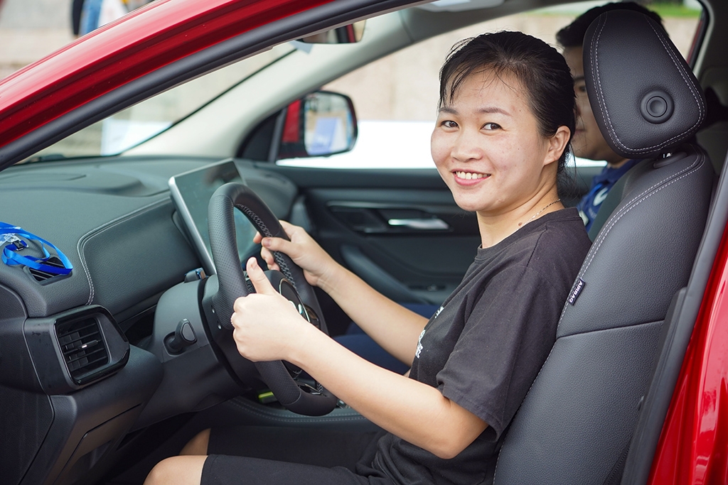 Nữ tài xế hào hứng với những công nghệ được trang bị trên VinFast VF 8.