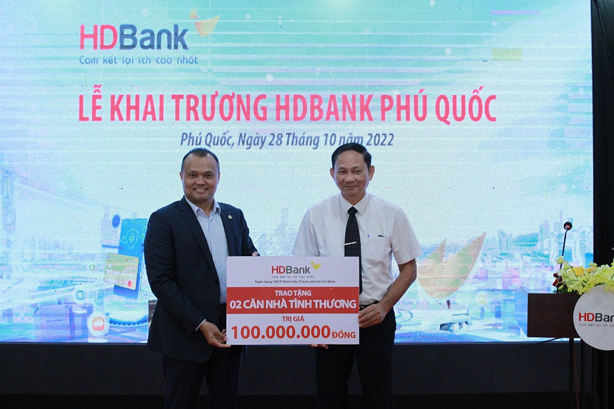Ông Nguyễn Đăng Thanh - Phó Tổng Giám Đốc đại diện HDBank trao tặng 02 căn nhà tình thương cho địa phương.