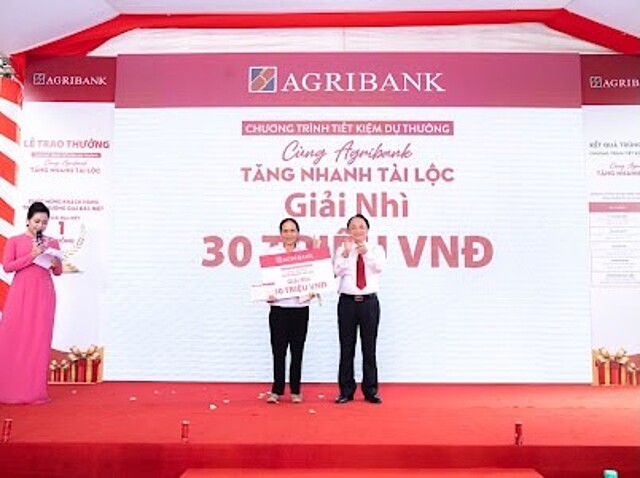 Ông Trần Văn Đức - Phó Giám đốc phụ trách điều hành Agribank chi nhánh tỉnh Nghệ An trao giải Nhì cho khách hàng trúng thưởng của Chương trình.