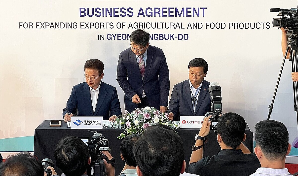 Ông Lee Cheol Woo, Chủ tịch tỉnh Gyeongsangbuk-do (trái) và ông Kim Chang Yong, Giám đốc Điều hành khu vực Châu Á của LOTTE Mart (phải) ký kết biên bản ghi nhớ hợp tác.