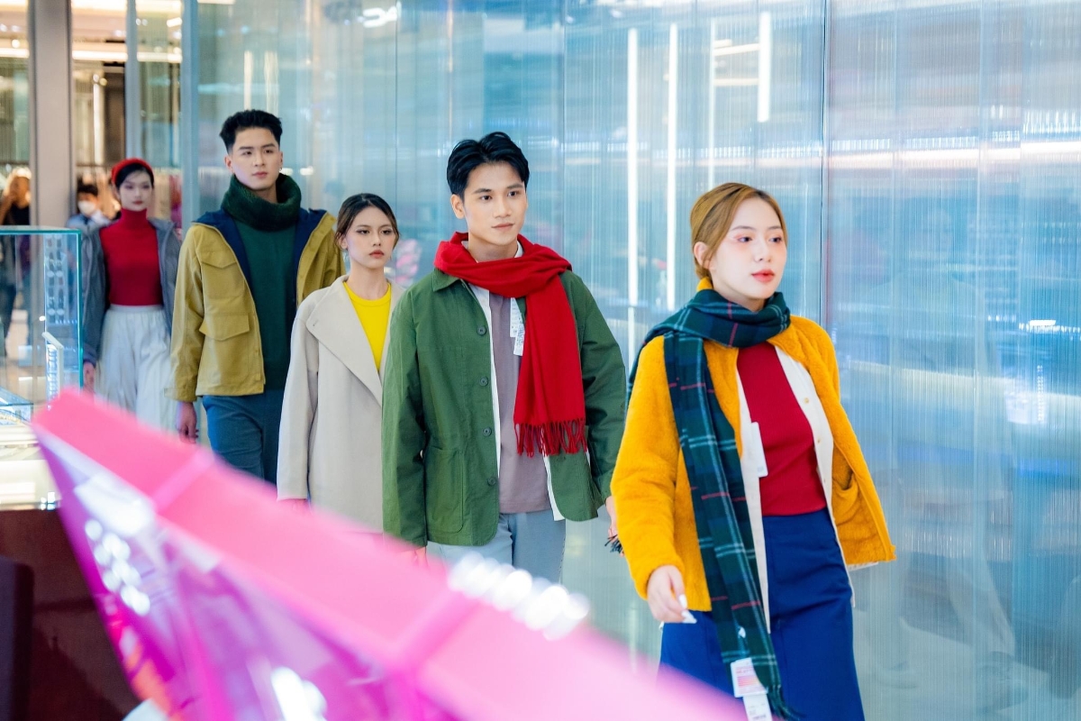 Để nói về sức hấp dẫn của chàng trai này thì chắc hẳn chỉ cần lướt qua đã thấy đẹp trai rồi. Hơn nữa, anh chàng còn có thêm cả combo mắt sụp mí nhỏ kiểu Hàn với sống mũi cao vút, môi “trái tim” tự nhiên vô cùng quyến rũ, phải nói là thừa tiêu chuẩn nam thần trong lòng các cô gái.