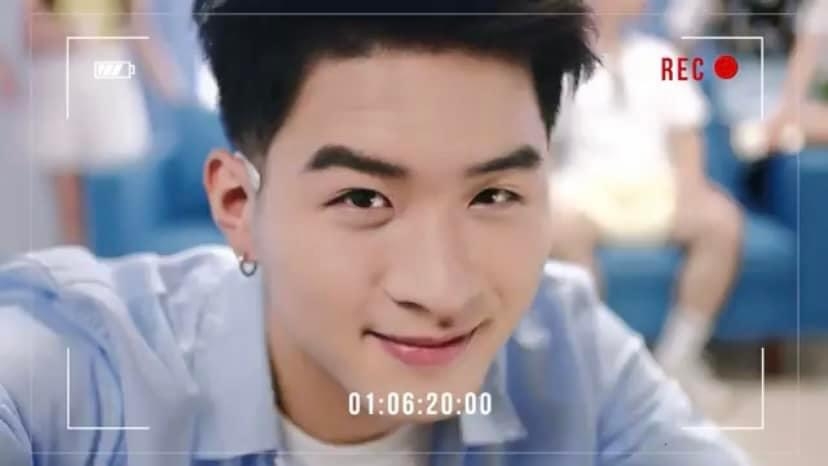 Trước đó, anh bạn đẹp trai tựa sao Hàn này từng chạm ngõ một vài vai diễn trên truyền hình và là gương mặt quảng cáo cho một số nhãn hàng, trong đó có hãng sữa nổi tiếng Việt Nam. Không chỉ có khuôn mặt đẹp đậm chất soái ca với chiều cao khủng, anh chàng này còn có giọng hát ấm áp và lôi cuốn.