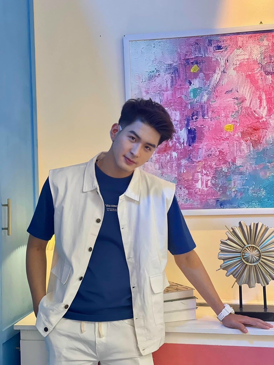 Thành cũng rất thích cái tên đó, nó gắn liền với cả tuổi thơ. Do lúc nhỏ, Thành bị mắc một căn bệnh hiểm nghèo về máu. Nghe mẹ kể lại, suốt nhiều năm tháng tuổi thơ Thành gắn liền với bệnh viện, với kim tiêm, dây truyền, Thành gầy ốm tong teo. Và thức uống bổ sung dinh dưỡng thường xuyên của Thành là sữa. Chả biết từ khi nào Thành đã “nghiện” sữa và coi đó như một nguồn dinh dưỡng không thể thiếu. Có lẽ cũng vì uống quá nhiều sữa nên Thành mới cao lớn nhanh như vậy. Trở thành gương mặt quảng cáo cho một nhãn hàng chuyên về sữa nổi tiếng của Việt Nam, có lẽ cũng là “nhân duyên” đã được định sẵn, chàng trai hào hứng chia sẻ.