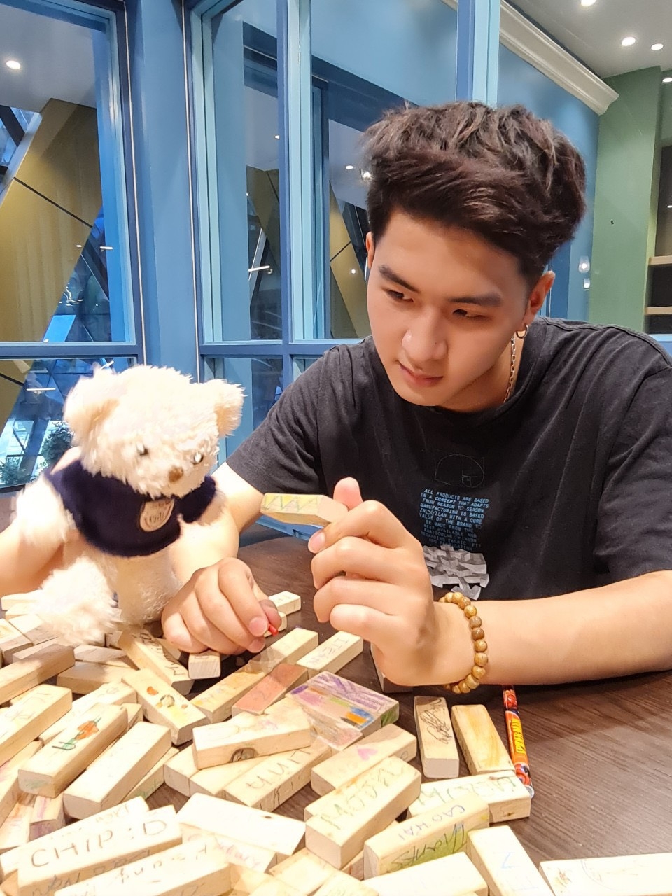 Cùng xem thêm một vài hình ảnh đời thường của soái ca 2k1 này nhé!