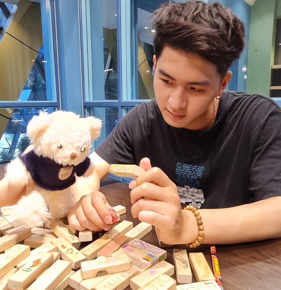 Cùng xem thêm một vài hình ảnh đời thường của soái ca 2k1 này nhé!