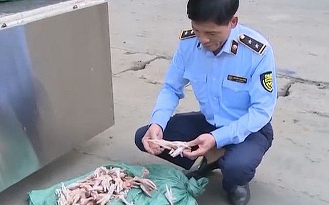 Chiều 28/10, lực lượng chức năng của Hà Nội đã phát hiện và tiêu hủy hơn 3 tấn chân gà bẩn chuẩn bị đem đi tiêu thụ tại điểm công nghiệp Cầu Gáo, huyện Đan Phượng.