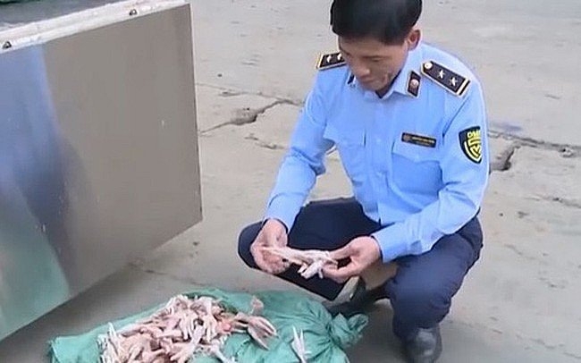 Chiều 28/10, lực lượng chức năng của Hà Nội đã phát hiện và tiêu hủy hơn 3 tấn chân gà bẩn chuẩn bị đem đi tiêu thụ tại điểm công nghiệp Cầu Gáo, huyện Đan Phượng.