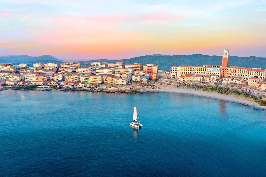 Thị trấn Địa Trung Hải như đưa du khách phiêu du giữa trời Tây, với những căn shophouse nhiều màu sắc cùng hàng loạt công trình mang âm hưởng châu Âu cổ kính.