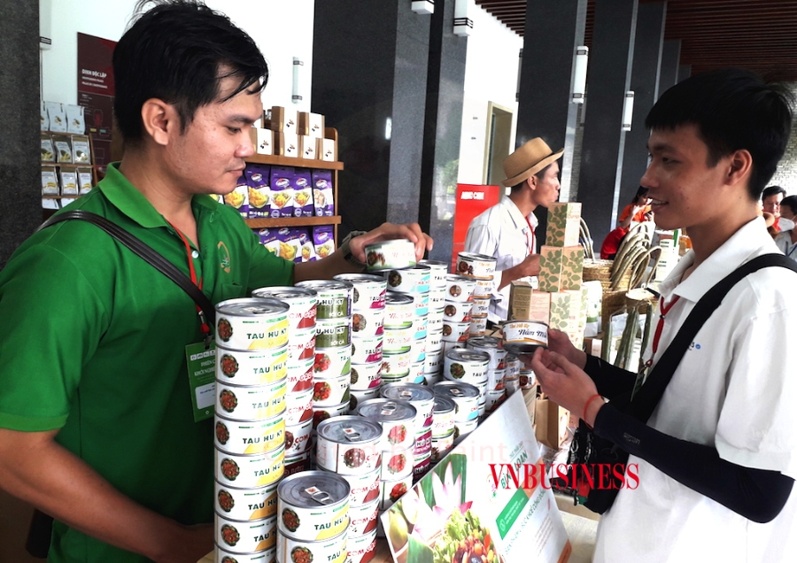 Mô hình làm nông nghiệp sạch, chế biến nông sản sạch của những công ty cổ phần sau khi trải qua không ít thử thách hiện đang cho thấy những tín hiệu tích cực.