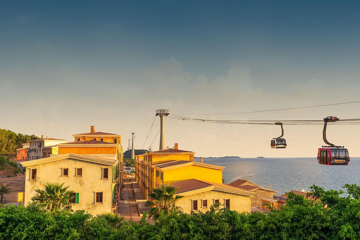 Tuyến cáp treo vượt biển 3 dây dài nhất thế giới từ ga An Thới tới đảo Hòn Thơm.