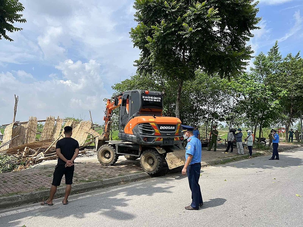 Thanh tra Sở GTVT Hà Nội phối hợp với các lực lượng chức năng khảo sát thực trạng các trường hợp lấn chiếm lòng đường, vỉa hè, hành lang ATGT trên tuyến đường Hồ Chí Minh và Quốc lộ 21A.