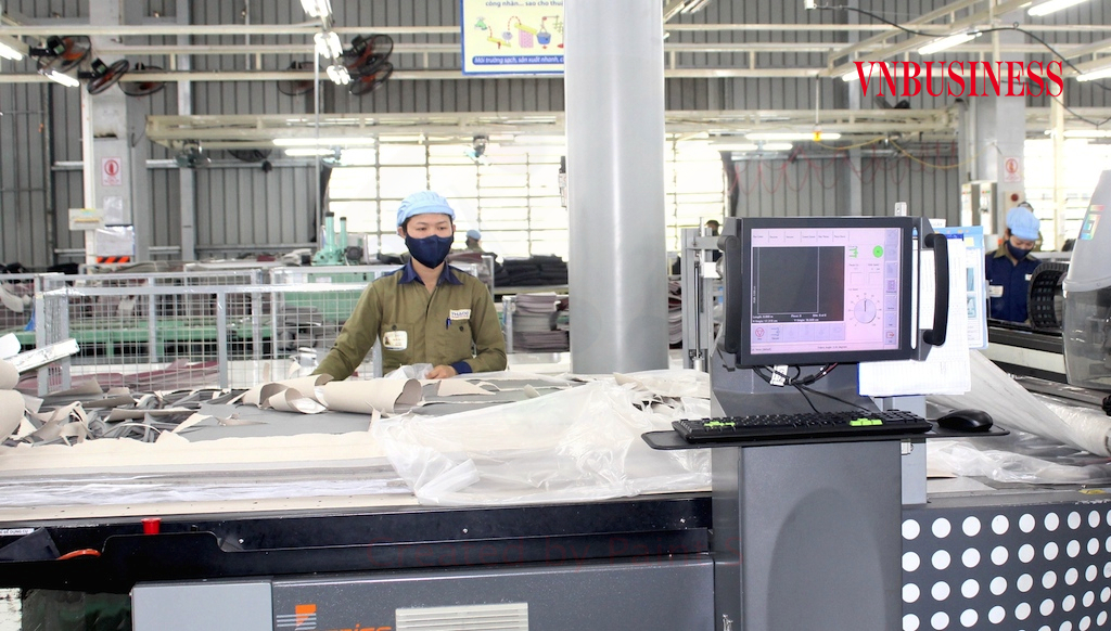 Việc thiếu đơn hàng trong mùa tiêu dùng cuối năm đang gây nhiều khó khăn tạm thời cho các DN da giày.