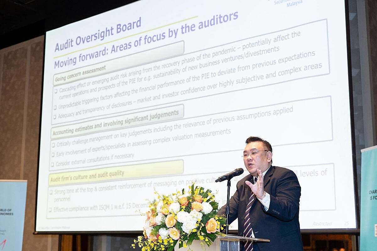 Ông Alex Ooi - Giám đốc điều hành của Uỷ ban giám sát kiểm toán tại Malaysia chia sẻ kinh nghiệm quốc tế trong kiểm soát chất lượng kiểm toán các đơn vị có lợi ích công.