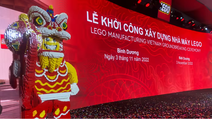 Gần như tất cả mọi thứ tại lễ động thổ của Lego ở Bình Dương đều được làm bằng viên lego, từ hoa cài áo đến tượng vũ nữ rồng.
