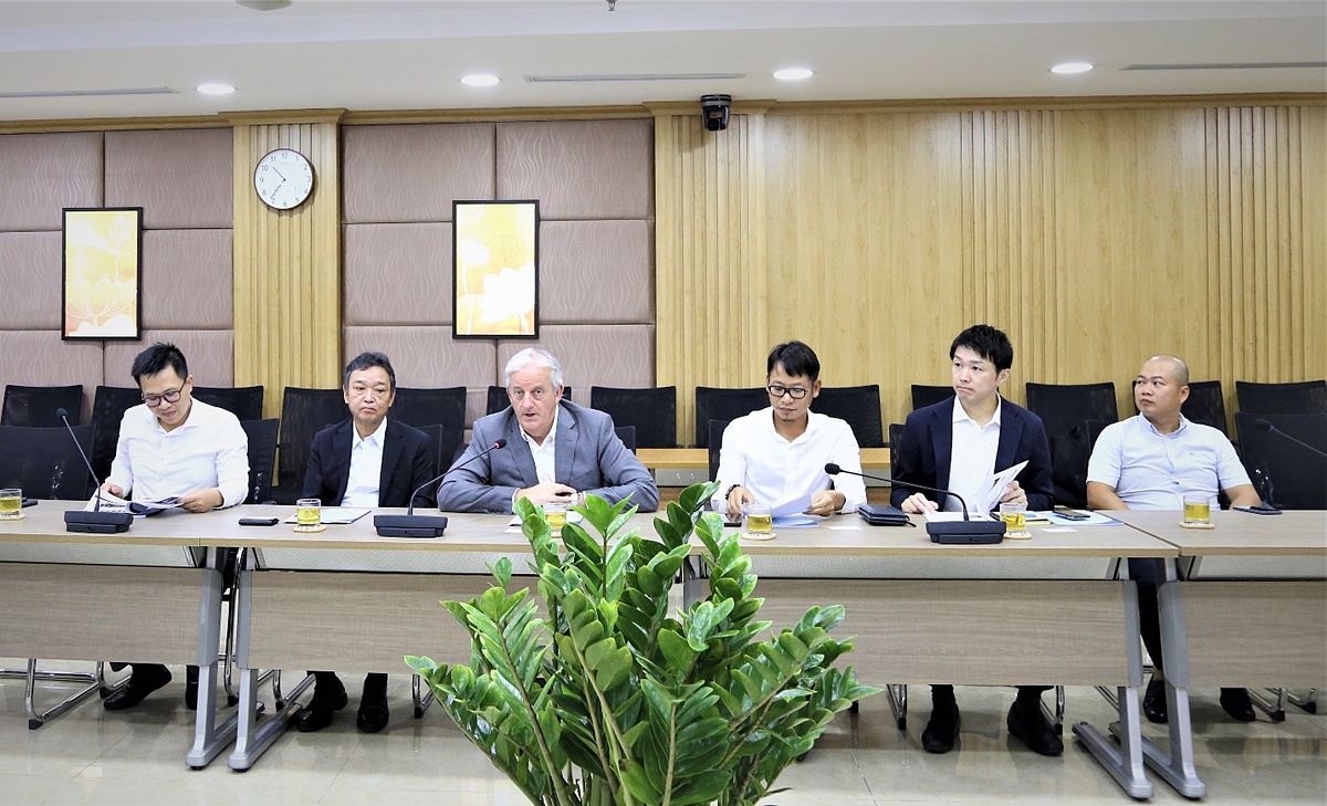 Ông Koji Masuda- Phó chủ tịch Tập đoàn và ông Graeme Beardsell- Giám đốc khu vực châu Á- Thái Bình Dương và các đại diện tập đoàn Fujitsu tại Việt Nam trong buổi làm việc với Co-opBank.