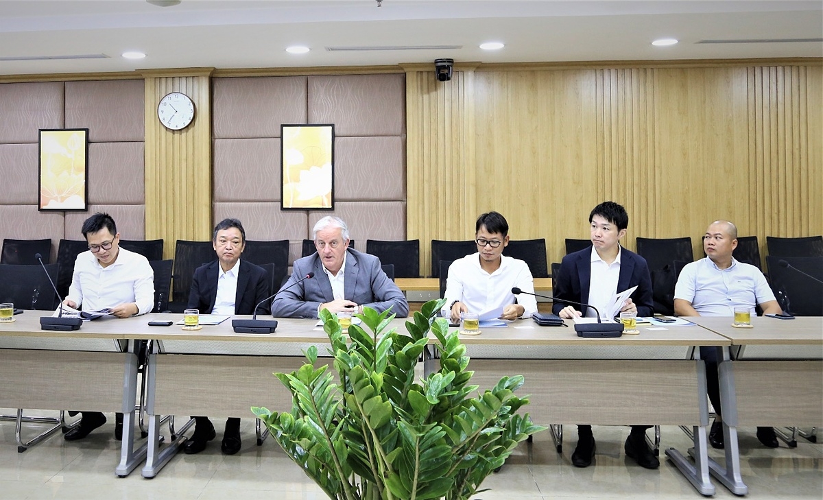 Ông Koji Masuda- Phó chủ tịch Tập đoàn và ông Graeme Beardsell- Giám đốc khu vực châu Á- Thái Bình Dương và các đại diện tập đoàn Fujitsu tại Việt Nam trong buổi làm việc với Co-opBank.