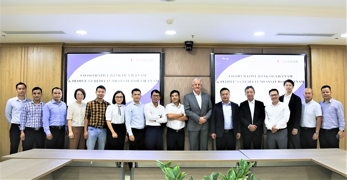 Đại diện Co-opBank và công ty Fujitsu chụp ảnh lưu niệm sau buổi làm việc.