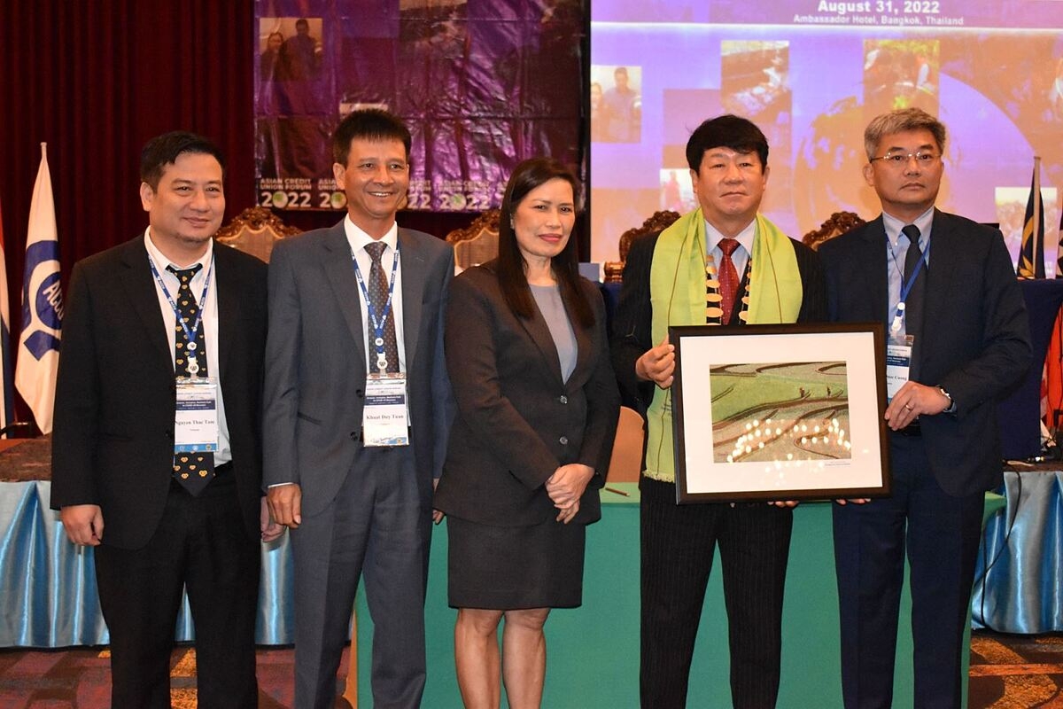 Đại diện Ban lãnh đạo Co-opBank tặng quà chúc mừng ông Kim Younsik tái đắc cử Chủ tịch HĐQT ACCU.