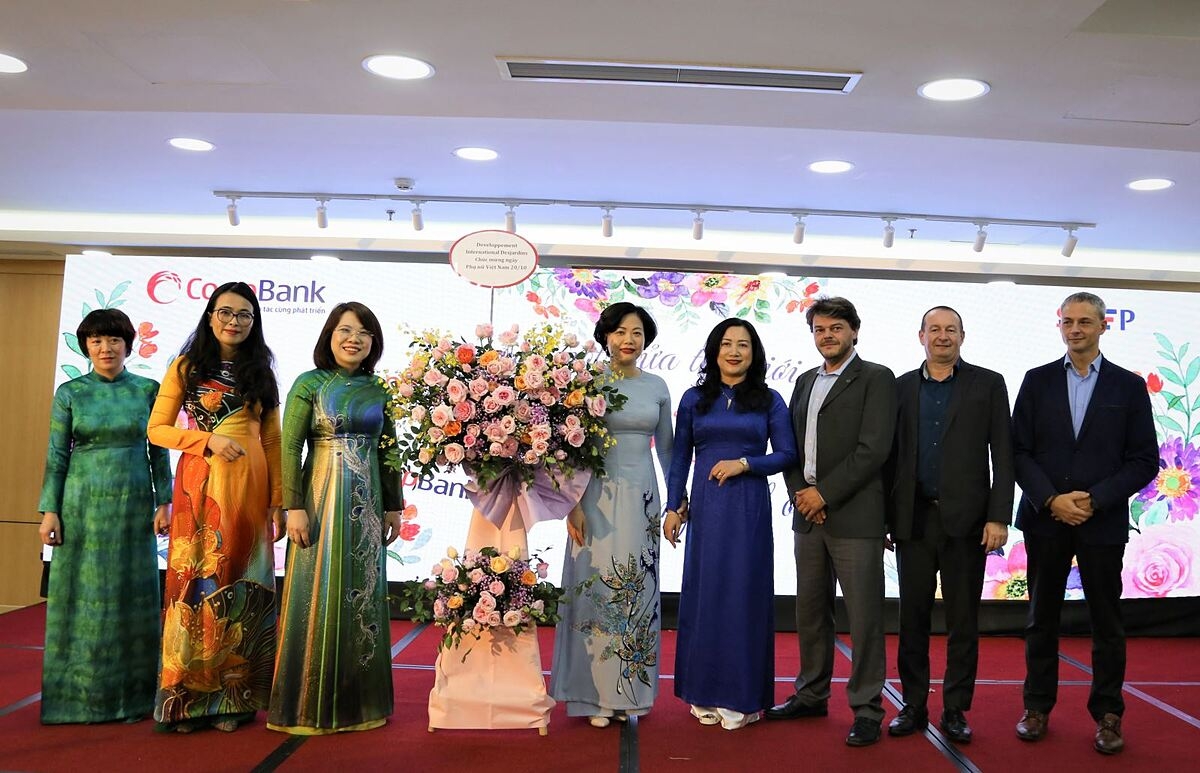 Lãnh đạo DID trao tặng hoa cho các lãnh đạo nữ Co-opBank tại chương trình.