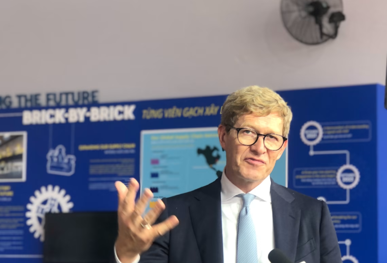 Giám đốc điều hành Lego Niels Christiansen cho biết thương hiệu đồ chơi này đã ra khỏi thành phố Hồ Chí Minh 50 km để tìm một địa điểm đủ lớn cung cấp năng lượng cho nhà máy rộng 44 ha và một trang trại năng lượng mặt trời.