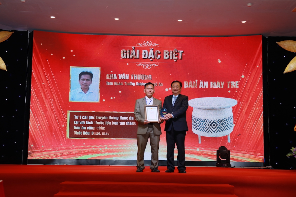 1 giải Đặc biệt thuộc về sản phẩm bàn ăn mây tre của tác giả Kha Văn Thương (Nghệ An).