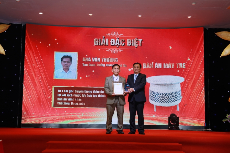 1 giải Đặc biệt thuộc về sản phẩm bàn ăn mây tre của tác giả Kha Văn Thương (Nghệ An).