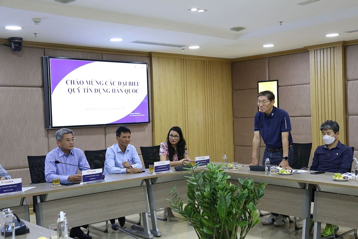 Đại diện đoàn đại biểu Quỹ tín dụng Hàn Quốc phát biểu tại buổi làm việc.